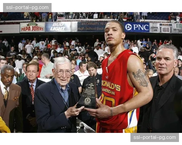 职业BMX运动员奈杰尔·西尔维斯特参与NBA全明星名人三分赛