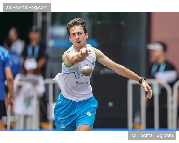 比赛最后时刻出现争议性前抛（forward pass）判罚，VAR介入确认