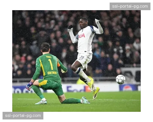 乌龙球！热刺中卫罗梅罗解围不慎将球撞入自家大门