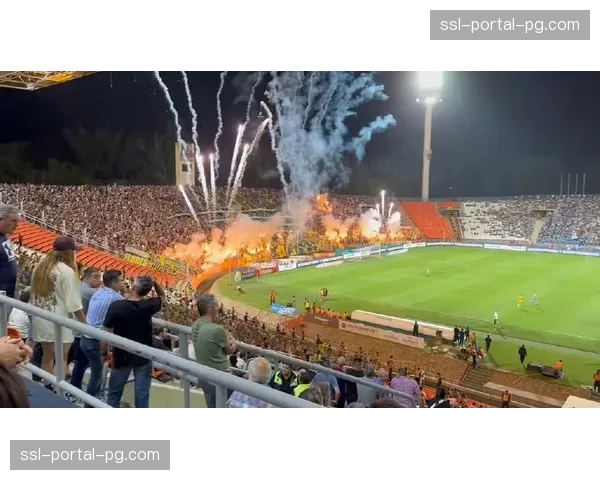 突发：科隆主场因球迷投掷烟火比赛中断15分钟