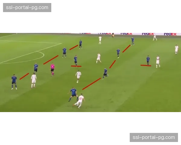 战术解析：复盘里尔唯一进球，剖析其如何通过三次简洁传递破解对方七人高位压迫网